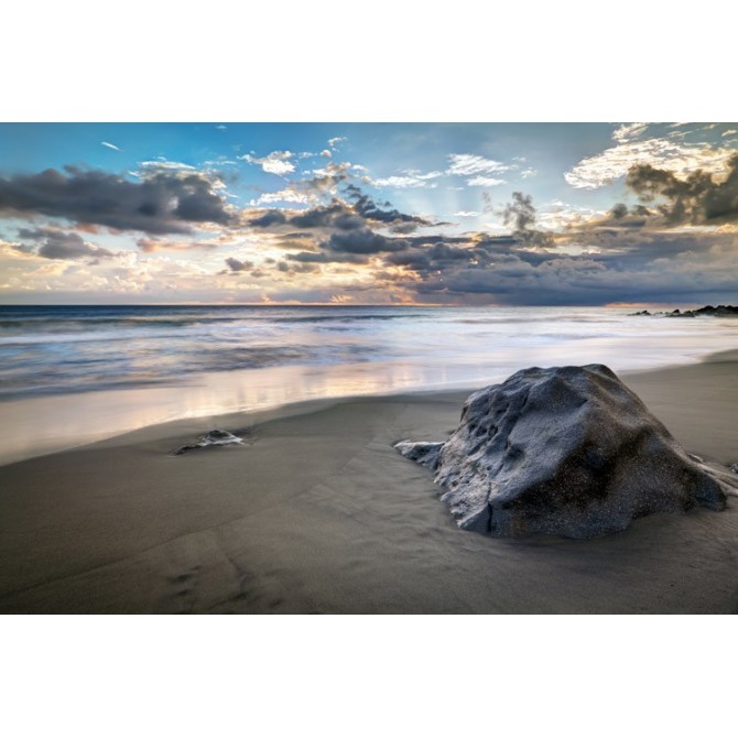 39263408 / Cuadro Playa con piedra negra en el crepúsculo - Cuadrostock
